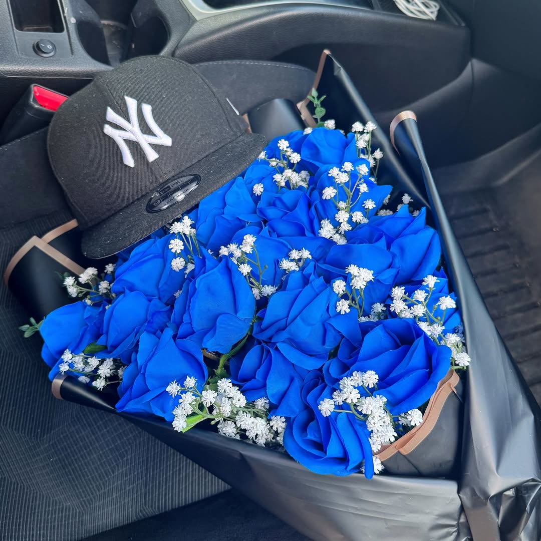 Fitted Cap with 20 artificial roses