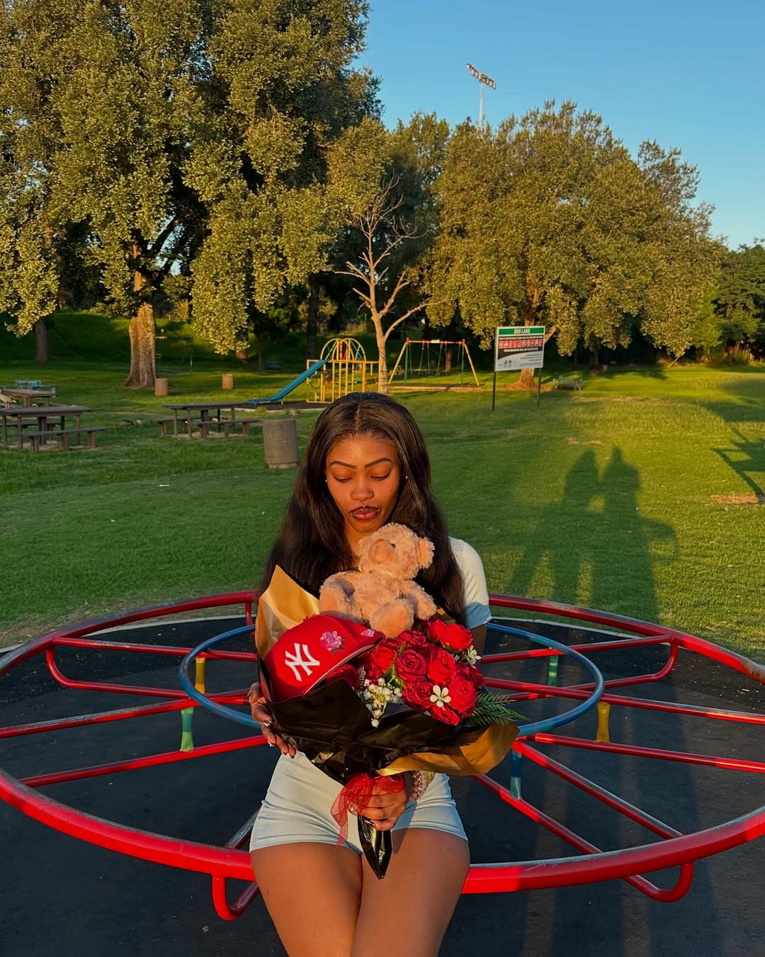 Fitted Cap with 20 artificial roses & a mini bear