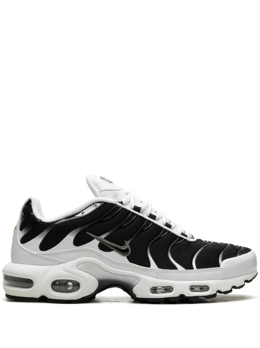 NIKE AIR MAX PLUS "BLACK / WHITE"