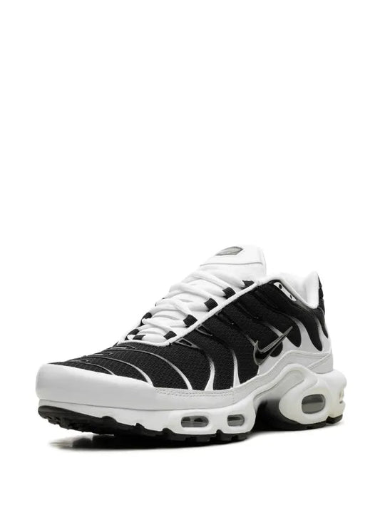 NIKE AIR MAX PLUS "BLACK / WHITE"
